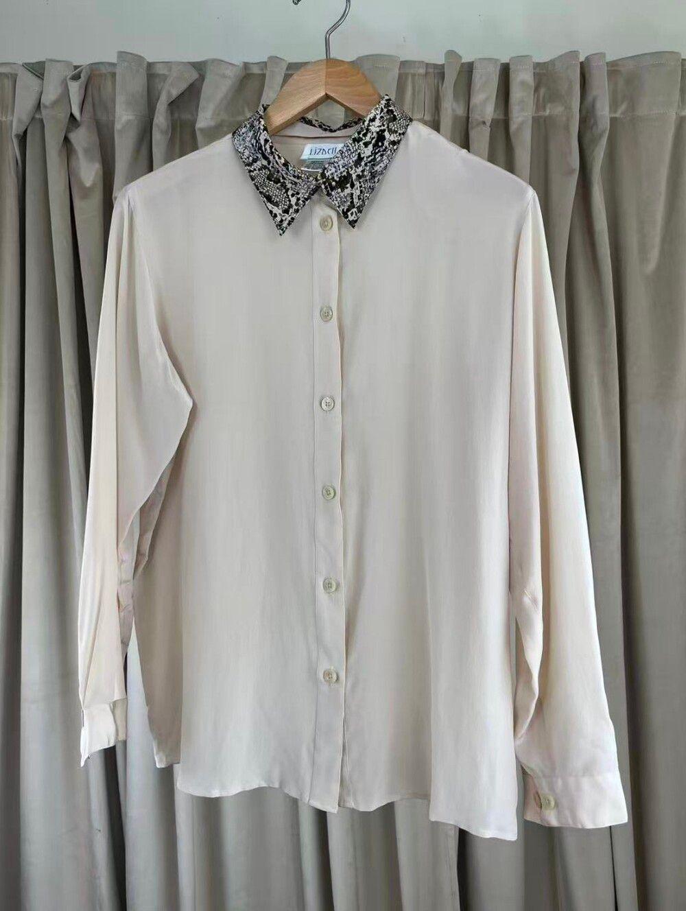 Vintage Lizden Beige Silk Blouse with Detachable Snakesprint Collar